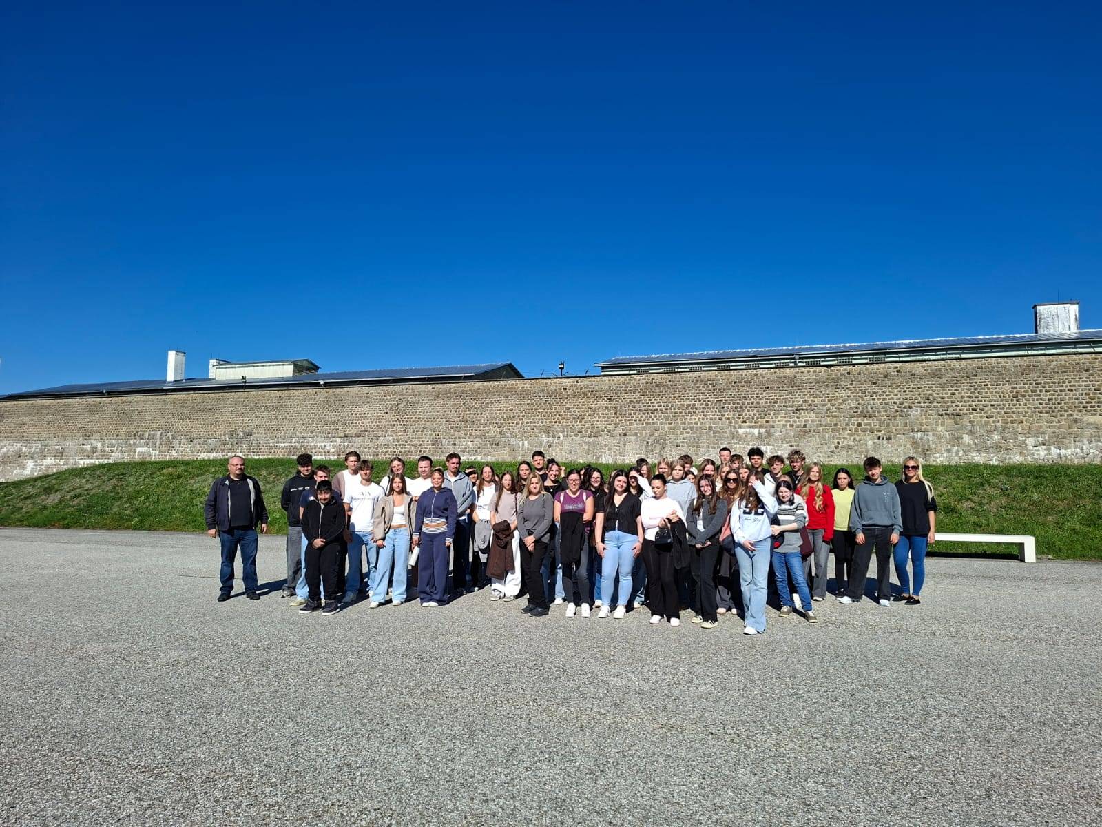 Schülergruppe vor der Gedenkstätte Mauthausen in Oberösterreich