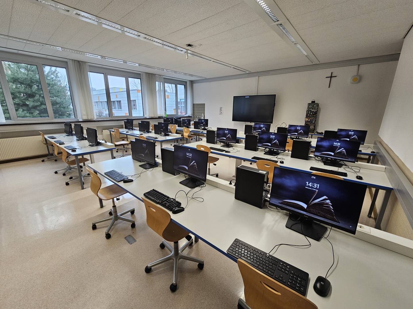 Neue Monitore im EDV-Saal IT4