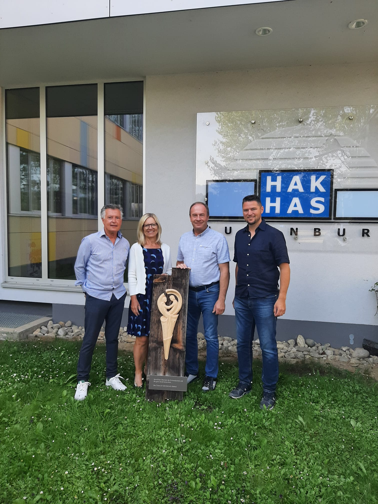 Holzskulptur als Zeichen der Zusammenarbeit